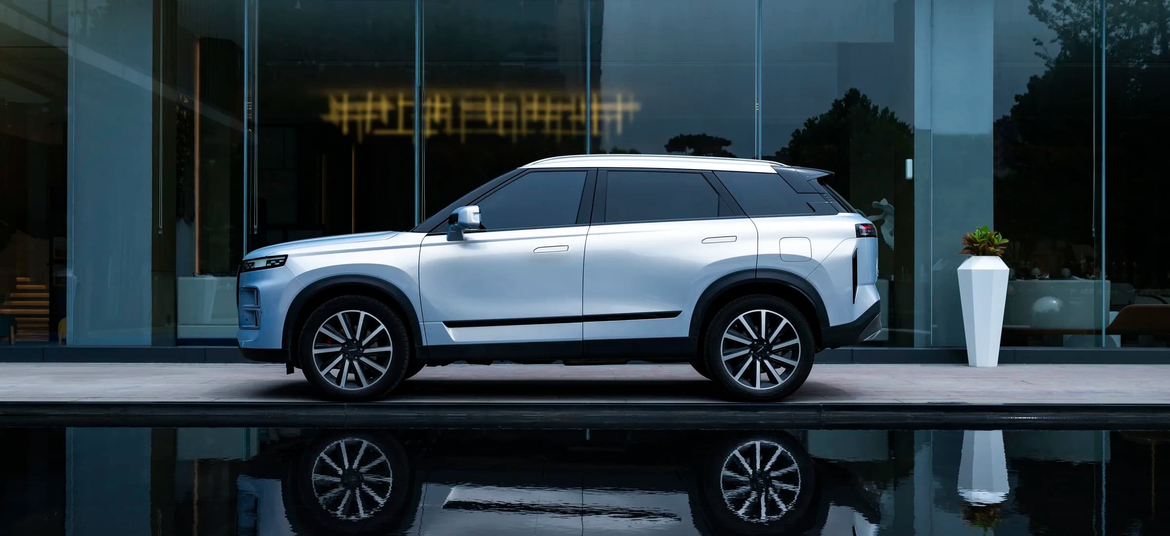 JAECOO SUV outside a glass-front showroom