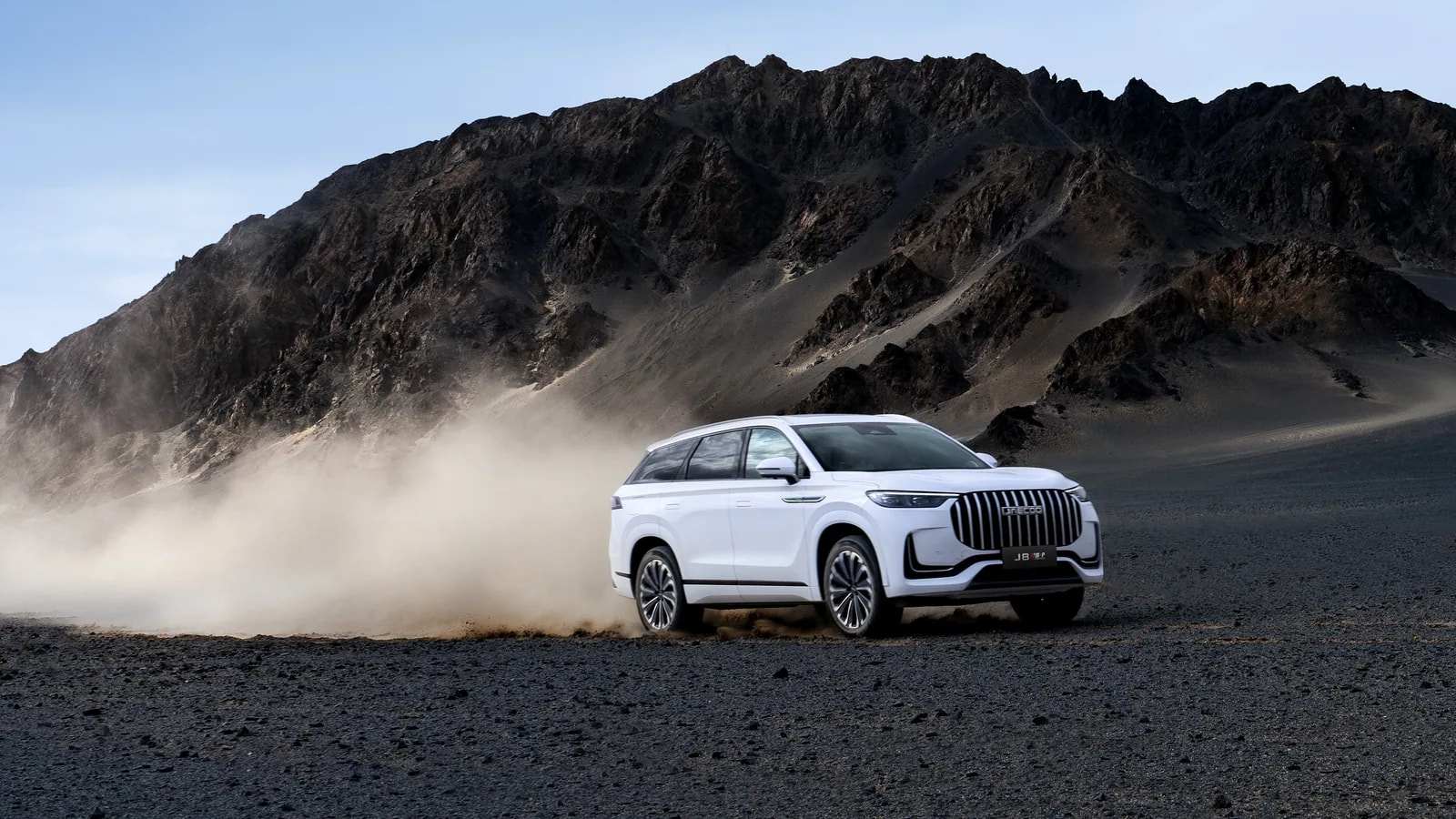 JAECOO 8 off-road driving scene